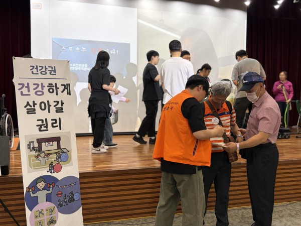 건강권 부스 진행하는 봉사자 모습