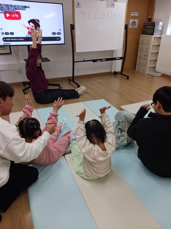 몸으로 한글을 표현하고 있는 모습