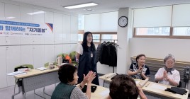 담당자가 오늘 활동에 대해서 소개하고 있는 모습