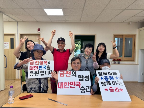 플랜카드를 완성한 모습