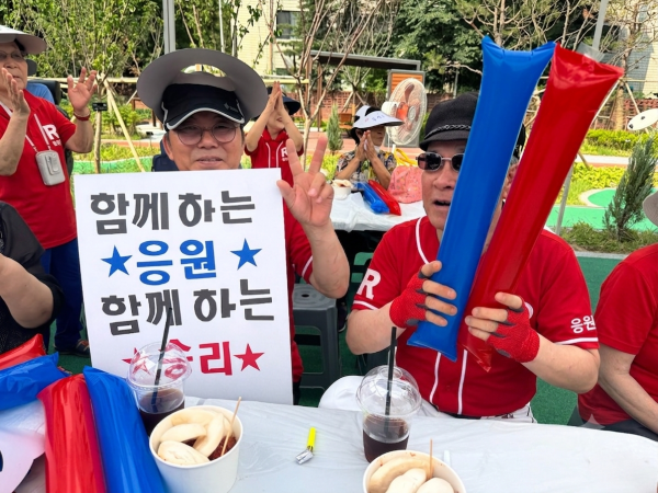 빨대풍선을 들고 응원하는 모습