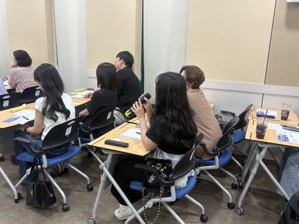 사업체에 대한 내용을 공유하는 모습