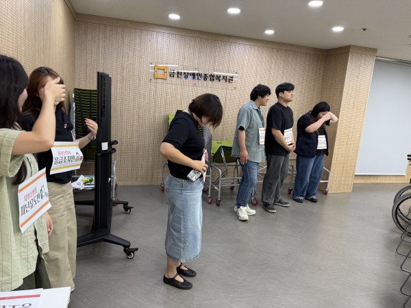 자신의 역할을 붙이는 모습