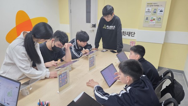 금천구 가고 싶은곳을 찾아보고 있는 모습