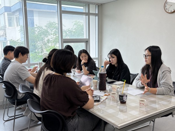 함께 이야기를 나누고 있는 모습
