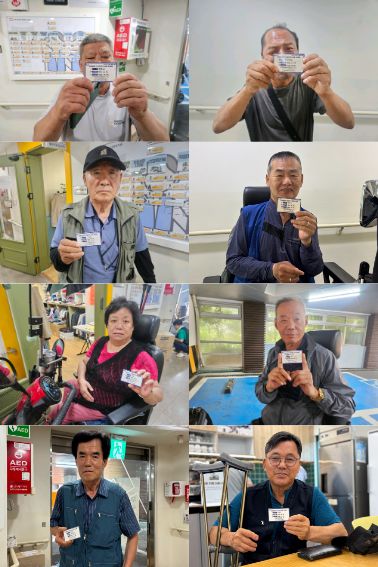 평가에 합격 후 수료증을 받은 합격자들