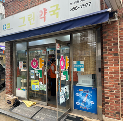 상점주와 만나 모니터링을 진행하는 모습
