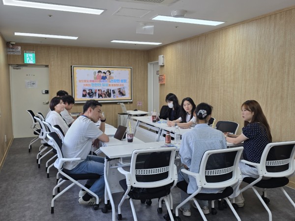당사자가 회의에 직접 참석하여 어려움을 이야기하는 모습의 사진