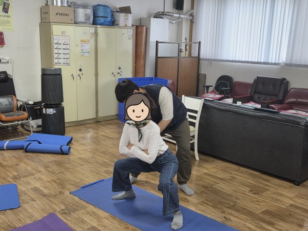 30초 앉았다 일어서기 검사 진행 중