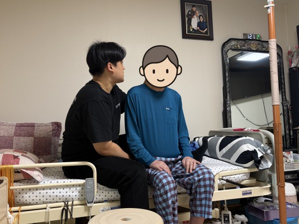 올바른 앉기 자세에 대한 교육 진행 중
