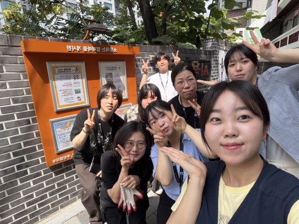 담당 사회복지사와 실습생들의 기념사진