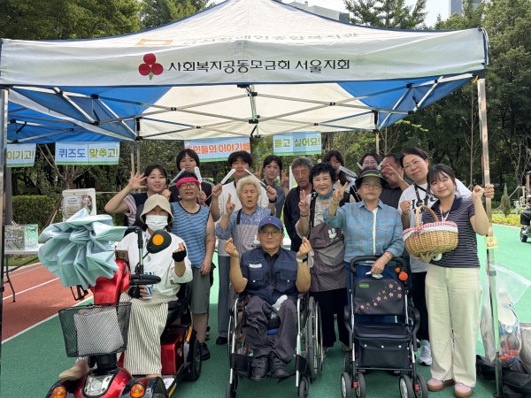 참새스토리 단원들과 여름 실습생 단체사진