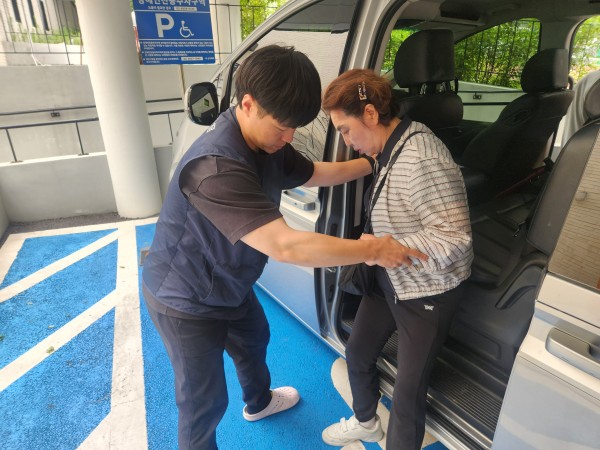 승합차에서 하차하는모습