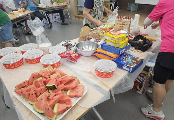 이용인들이 직접 가져오신 맛있는 과일과 간식들