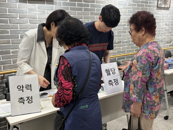 혈당, 악력 측정하고 있는 모습