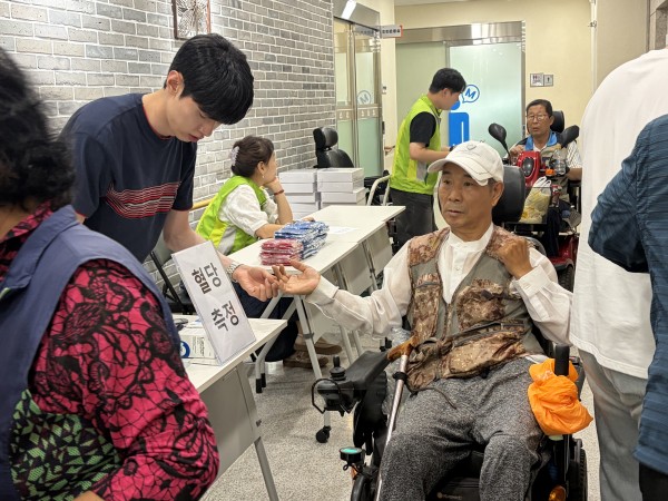 전동휠체어 이용인분이 혈당 측정하고 있는 모습