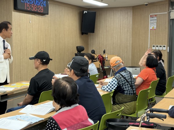 궁금한 점을 질문하고 있는 모습