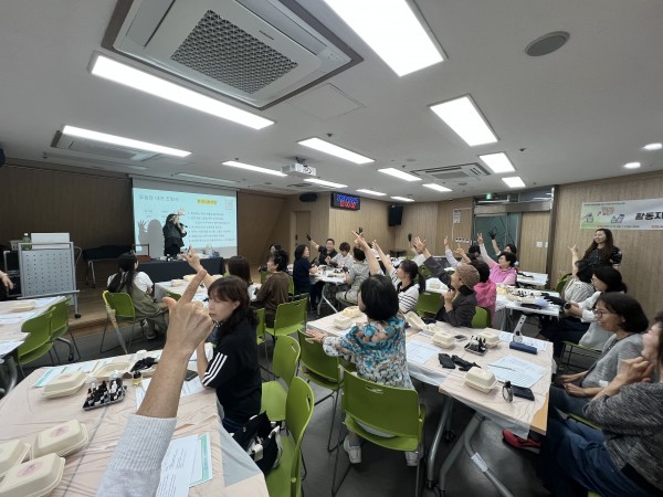 조향체험 후 강사님과 단체로 가위바위보를 진행하는 모습