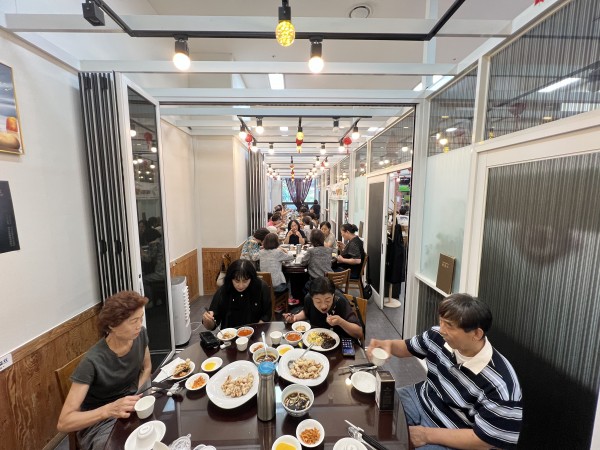 중식당에 모여 도란도란 이야기를 나눈 모습