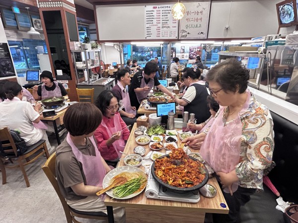 서로를 챙겨주며 식사를 하시는 모습