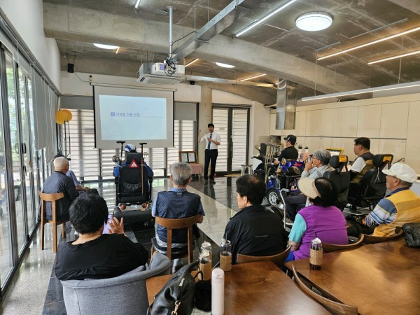 전동보장구 안전운전 이론교육에 참석한 이용인들