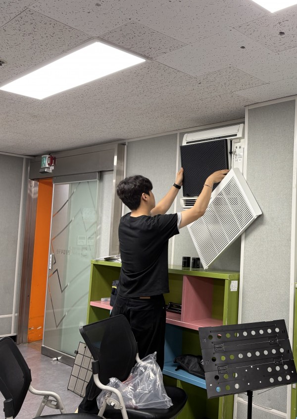 공기청정기 필터를 교체하는 모습