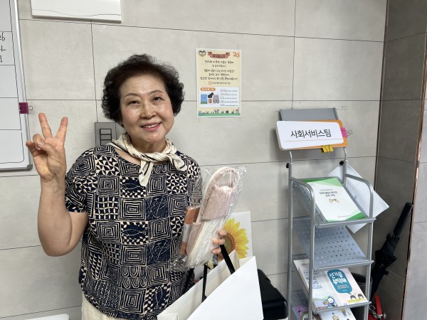 선물을 받은 활동지원사 모습