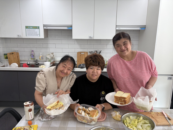 왼성된 요리와 함께 찍은 모습
