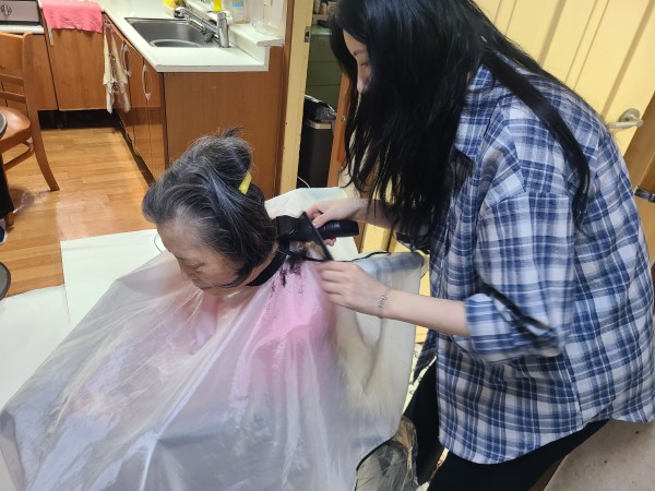 대상자가 원하는 기장으로 머리를 자르는 모습