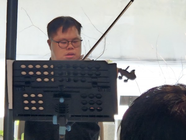 집중하여 연주하는 모습