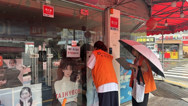 휠체어가 다닐 수 있는 이동 통로 확인