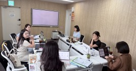 사업 운영 방향 및 성과에 대해 논의하고 있는 모습