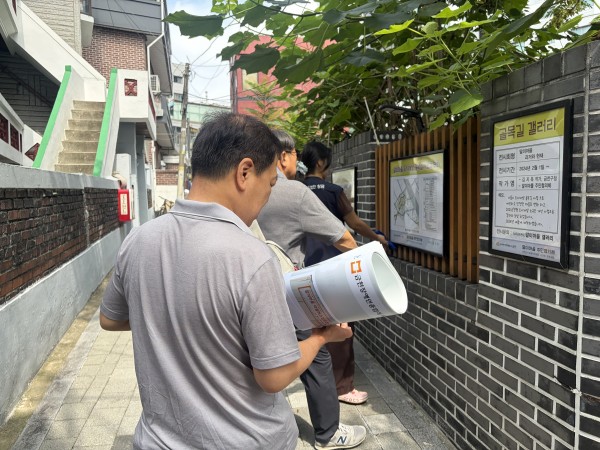 탑그래픽 사장님과 사진 교체하는 모습