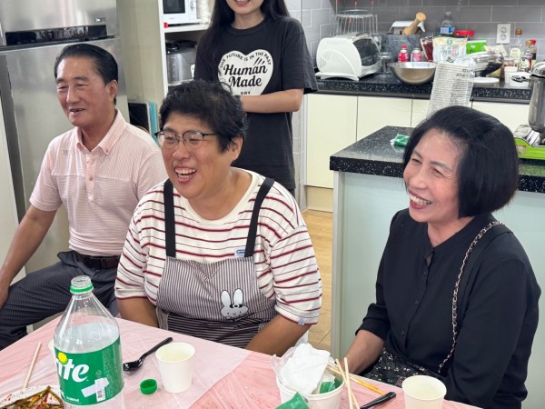 동네 주민과 함께 대화를 나누는 모습