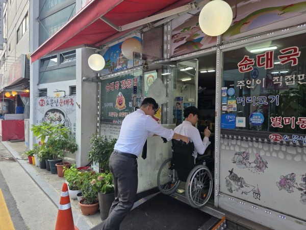 좌석을 휠체어를 이용하여 앉을수 있는지 확인하는 모습