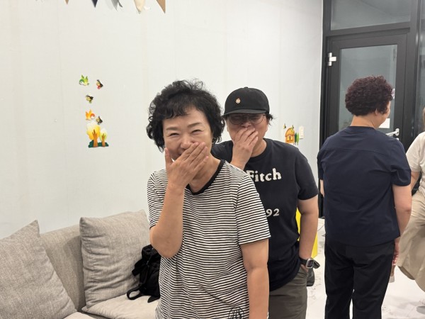 숙소에서 행복한 모습