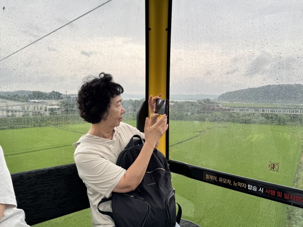 풍경사진을 찍는 모습