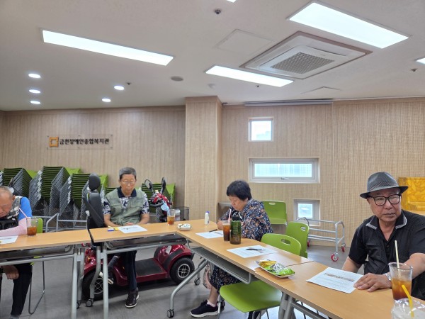 건의사항 이야기하는 모습