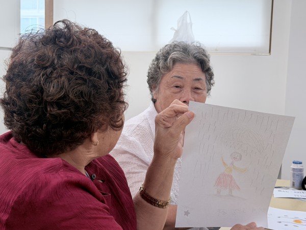빗속에 나의 모습을 옆 참여자한테 설명해주고 있는 모습