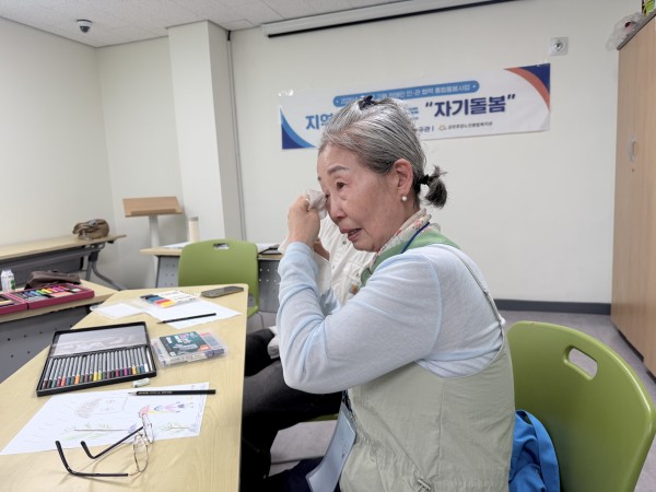 다른 참여자의 이야기를 듣고 눈물을 흘리고 있는 모습