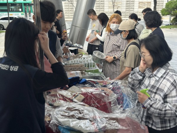 물건을 무엇을 살지 고민을 하고 있는 모습