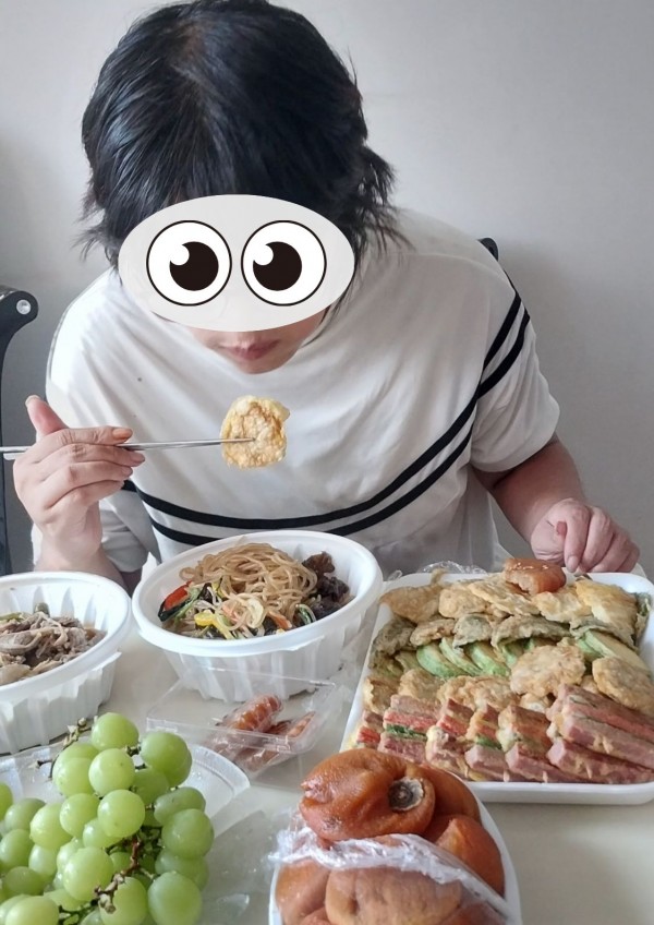 아동에게 특식 배부한 사진