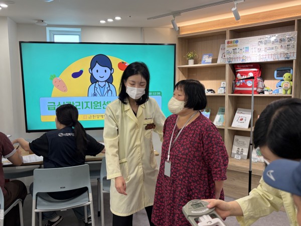 선생님과 함께 이야기를 나누고 있는 모습
