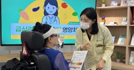 차트를 보며 이야기를 나누고 있는 모습