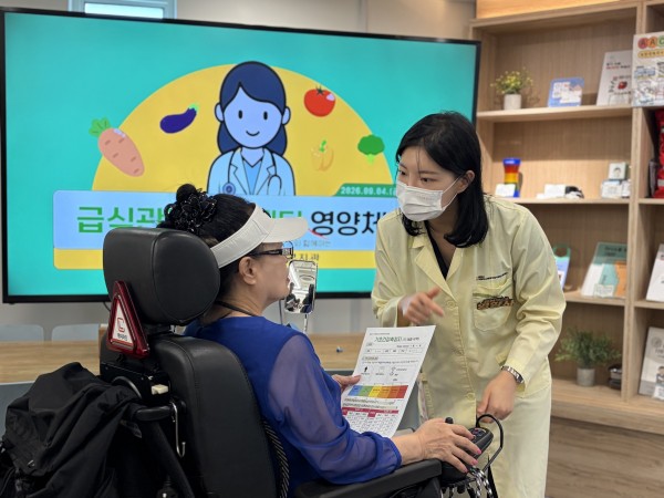 차트를 보며 이야기를 나누고 있는 모습