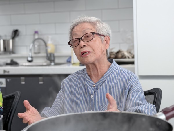 행복했던 모습에 대해서 이야기 하고 있는 모습