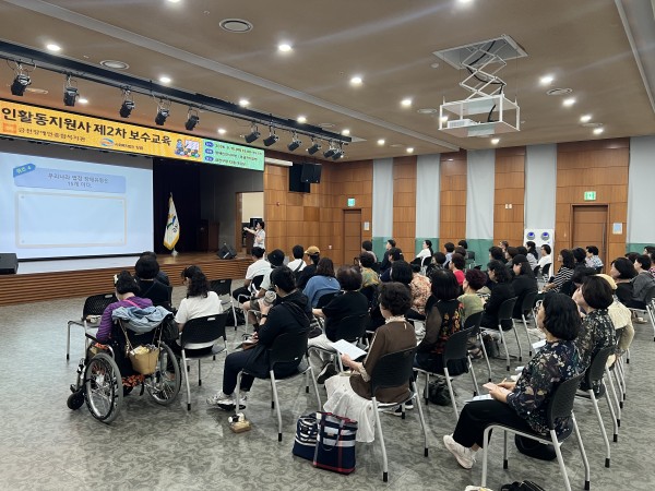 장애인식개선 강의를 진행하는 한용현 소장님
