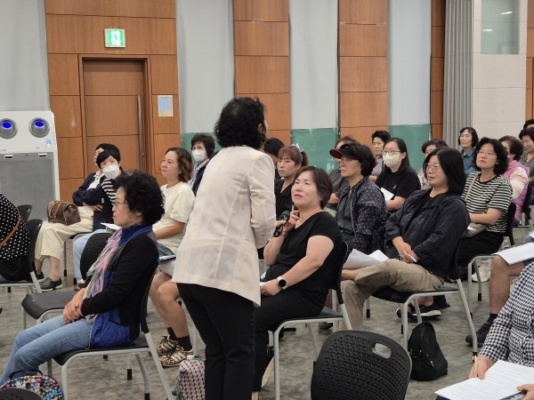 활동지원사 선생님들께 다가가 소통형 교육을 진행하는 강지인 부소장님