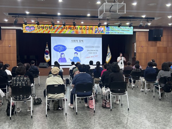 활동지원사 선생님들의 경험에 대해 이야기하는 한용현 소장님