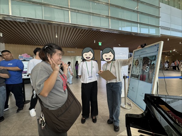화면을 바라보며 찰칵